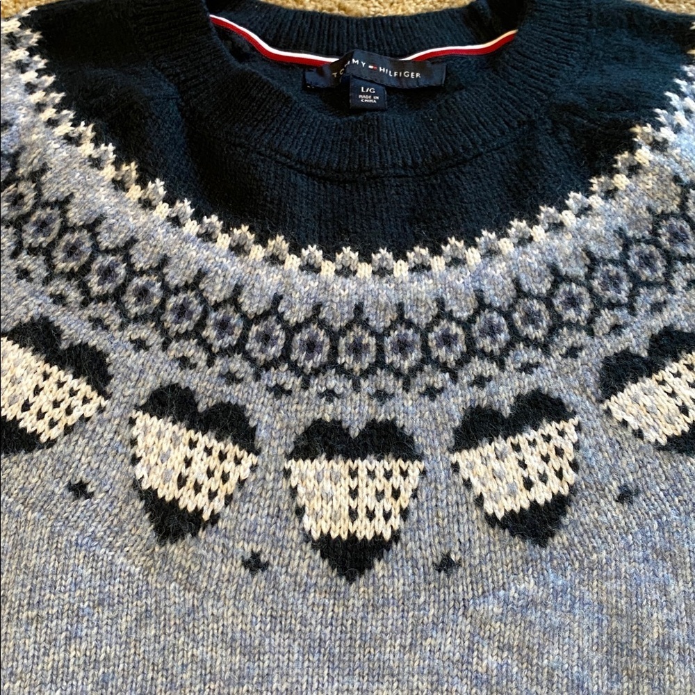 Tommy Hilfiger 2023 Fair isle Knit Crew Sweater Pale Blue Navy Hearts Size LARGE